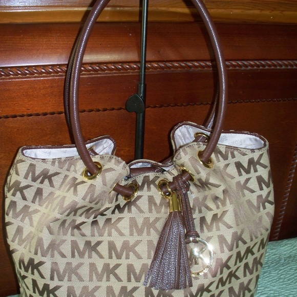Michael Kors JS Beige/Mocha Ring Tote & Wristlet - Picture 4 of 7